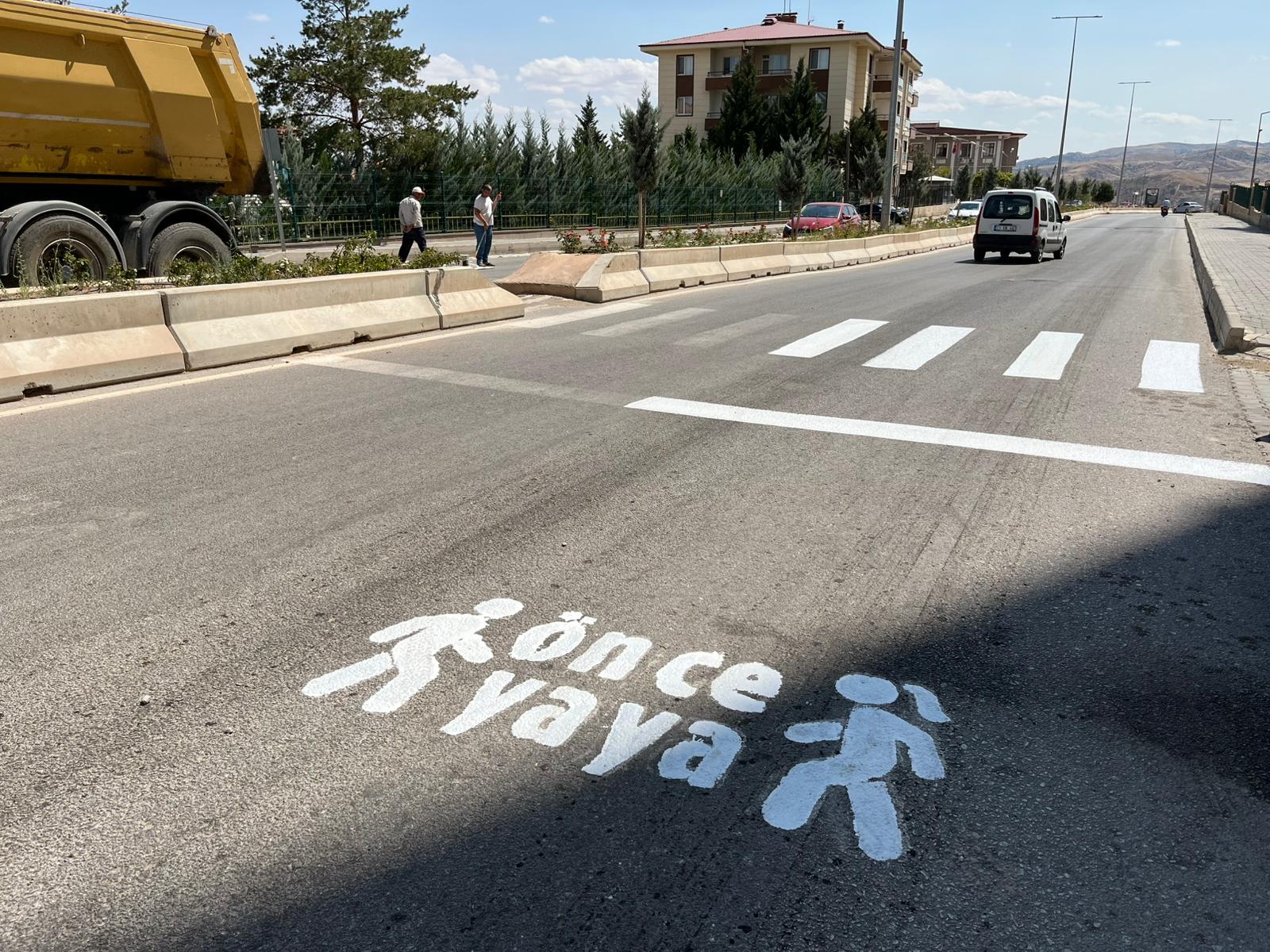 yaya-gecidi-cizgileri-ve-trafik-uyari-isaretlerini-yeniledik